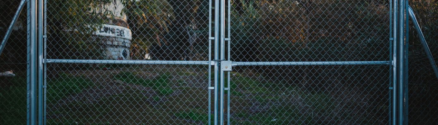 Metallic chain link fence gate